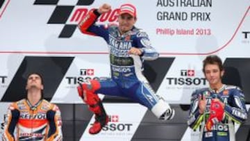 Un exultante Jorge Lorenzo celebra su triunfo en el podio de Phillip Island.