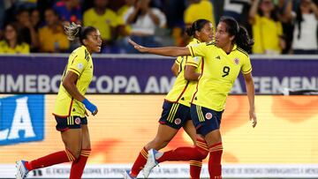 AMDEP2999. CALI (COLOMBIA), 08/07/2022.- Mayra Ramírez (d) de Colombia celebra un gol hoy, en un partido del grupo A ante Paraguay de la Copa América Femenina en el estadio Pascual Guerrero en Cali (Colombia). EFE/Ernesto Guzmán Jr.