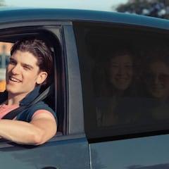 ¿Me pueden multar por conducir con el brazo apoyado en la ventanilla? Esto dice el Reglamento de la DGT