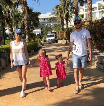 Con su mujer y sus hijas dando un paseo