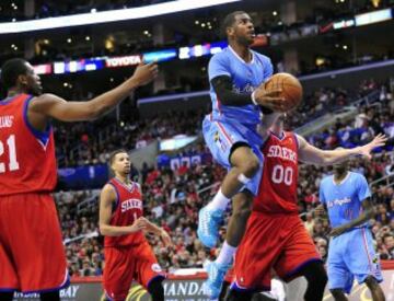 Chris Paul (Los Angeles Clippers) ataque el aro de los Philadelphia 76ers.