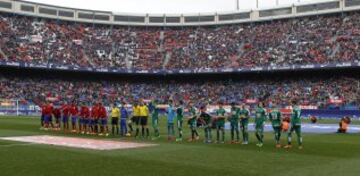 Los equipos forman en el centro del campo. 