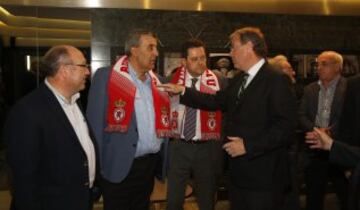 El alcalde de Le車n, Antonio Silv芍n saluda a Manolete y Tom芍s Roncero.