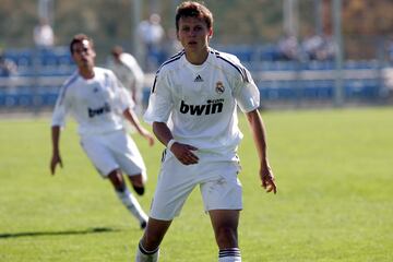 Con 15 a?os lleg¨® a la cantera del Real Madrid, donde lleg¨® a debutar con el primer equipo blanco en 2013, con 22 a?os.
