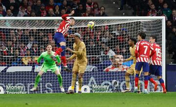 Ocasión de José María Giménez. El defensa uruguayo, remata de cabeza y el balón sale por la línea de fondo rozando el poste izquierdo de la portería de Marc-André ter Stegen.