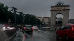 Varios coches circulan bajo la lluvia, a 29 de mayo de 2023, en Madrid (España). La Agencia Estatal de Meteorología (Aemet) ha avisado de la alerta naranja en Madrid por la tormenta que ha dejado varias incidencias en la tarde de hoy. Las fuertes lluvias han provocado cortes en carreteras y varias líneas de Metro y ha obligado a desviar varios vuelos en Barajas.
29 MAYO 2023;CAMBIO CLIMATICO;LLUVIA;TORMENTA;TIEMPO;
Ricardo Rubio / Europa Press
29/05/2023