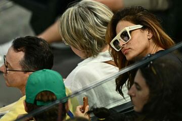 La actriz Eva Mendes y su pareja, el actor canadiense Ryan Gosling atienden desde la grada los ejercicios de barras paralelas de gimnasia artística en el Bercy Arena de París.