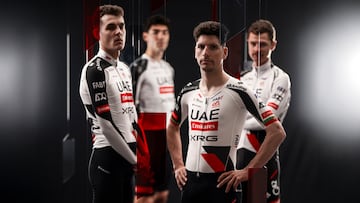 Los ciclistas del UAE Emirates posan con el maillot de la temporada 2026.