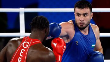 Paris (France), 07/08/2024.- Nelvie Raman Tiafack of Germany (red) and Bakhodir Jalolov of Uzbekistan in action during their Men's +92kg semi final of the Boxing competitions in the Paris 2024 Olympic Games, at Roland Garros in Paris, France, 07 August 2024. (Francia, Alemania) EFE/EPA/YOAN VALAT