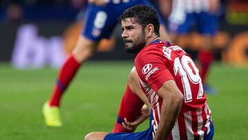 Diego Costa se lamenta sobre el terreno de juego.