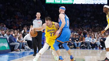 Luka Doncic, base de Los Angeles Lakers, ante la defensa de Alex Caruso, de Oklahoma City Thunder.