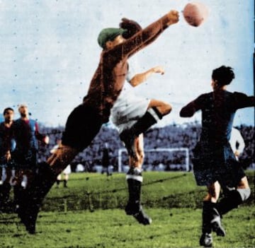 3 de febrero de 1935 | Nogués meta del equipo Azulgrana despejando un balón. En el descanso los jugadores azulgranas solicitaron al colegiado Villanueva que cambiará el balón para la segunda parte, argumentando que el bote del balón hacía extraños.