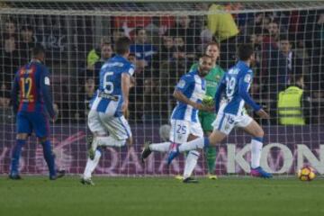 Los jugadores celebran el 1-1 de Unai López. 