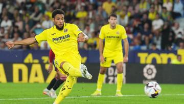 VILLARREAL, SPAIN - OCTOBER 17: Arnaut Danjuma of Villarreal CF scores their team's second goal from a penalty during the LaLiga Santander match between Villarreal CF and CA Osasuna at Estadio de la Ceramica on October 17, 2022 in Villarreal, Spain. (Photo by Aitor Alcalde/Getty Images)