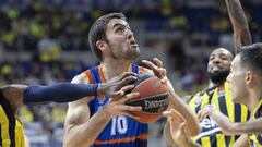 Istanbul (Turkey), 27/12/2019.- Valencia Basket&#039;s Mike Tobey (C) in action against Fenerbahce&#039;s Kostas Sloukas (R) during the Euroleague Basketball match between Fenerbahce and Valencia Basket in Istanbul, Turkey, 27 December 2019. (Baloncesto, Euroliga, Turqu&iacute;a, Estanbul) EFE/EPA/TOLGA BOZOGLU