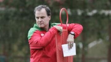 <b>EN LEZAMA. </b>Bielsa, en una pose curiosa en Lezama.
