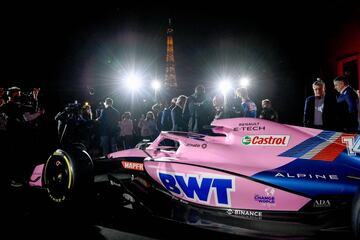 Espectacular presentación del Alpine A522 en París.