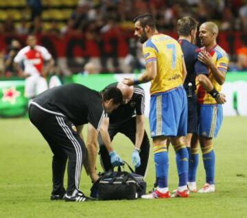 Negredo recibió un codazo de Kurzawa y fue atendido por el servicio médico ché.
