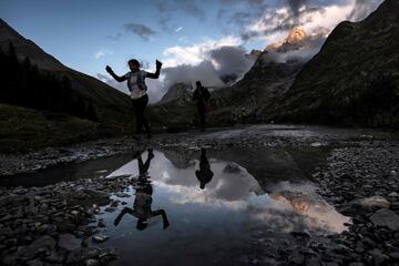 Corredores del Ultra-Trail compiten al amanecer en Courmayeur, Italia, durante la 15ª edición del Monte Blanc Ultra Trail (UTMB), una carrera de 170 km alrededor del Mont Blanc cruzando Francia, Italia y Suiza.
El 15º Ultra-Trail del Mont-Blanc (UTMB) es un ultramaratón de montaña con numerosos pasajes en altitud y en condiciones meteorológicas difíciles (noche, viento, frío, lluvia o nieve). Se celebra una vez al año en los Alpes, en toda Francia, Italia y Suiza.