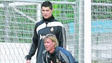 <b>GRAN AMBIENTE. </b>A pesar de la dureza de la sesión que preparó ayer Pellegrini, los jugadores madridistas se lo pasaron en grande ante sus aficionados.