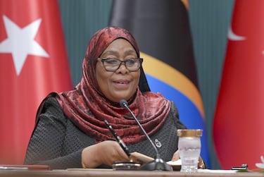 Forma de gobierno: República presidencialista con partido hegemónico | Suluhu Hassan es una economista y polítca del Partido de la Revolución de ideología de centroizquierda. Asumió el cargo el 19 de marzo de 2021 tras el inesperado fallecimiento de su predecesor, John Magufuli, convirtiéndose en la primera mujer jefa de Estado de la historia de su país. 