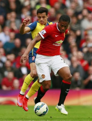 Alexis Sánchez disputa la pelota con Antonio Valencia.