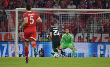 1-2. El portero bávaro Sven Ulreich en el segundo gol de Marco Asensio.