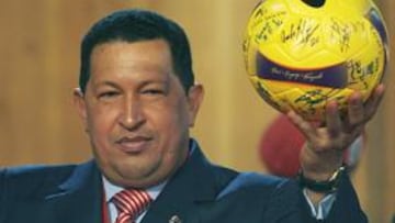 Hugo Chávez propone clausurar campos de golf por considerarlo un deporte burgués