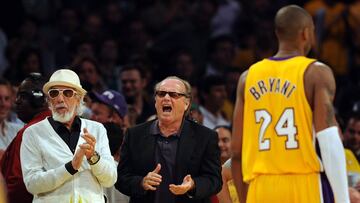 Los Angeles Lakers&#039; fans, record producer Lou Adler (L) and actor Jack Nicholson (C) cheer before Los Angeles Lakers&#039; Kobe Bryant (R) during Game 4 of the 2008 NBA Finals against the Boston Celtics in Los Angeles, California on June 12, 2008.  The Celtics pulled off one of the greatest comebacks in National Basketball Association history, rallying from a 24-point hole to beat the 97-91 in the NBA Finals.  AFP PHOTO / GABRIEL BOUYS 
 FAMOSOS
 PUBLICADA 14/06/08 NA MA55 1COL