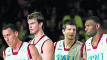 <b>EL ÚLTIMO PARTIDO. </b>Los jugadores del Tau, tras perder contra el Regal Barcelona en el Palau.