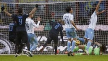 Defensas de Lazio reclaman posici&oacute;n de adelanto en tanto de Palacio.