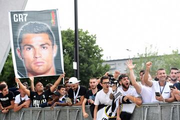 Aficionados de la Juventus de Turn esperando al crack portugus.

