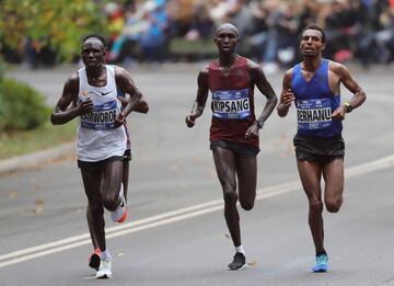 Los keniatas Geoffrey Kamworor y Wilson Kipsang, y el etíope Lemi Berhanu al frente del grupo de Profesionales. 