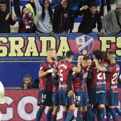 El Huesca agranda el agujero defensivo del Cádiz