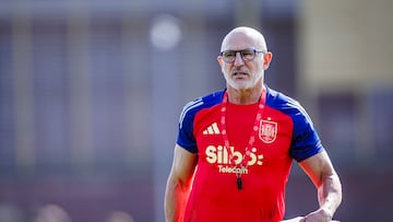 El entrenador de la selección española de fútbol, Luis de la Fuente, dirige el entrenamiento realizado este martes en la Ciudad del Fútbol, preparatorio para los partidos de la Liga de las Naciones ante Serbia y Suiza.