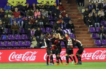 1-1. Bueno celebra el gol del empate con sus compañeros.