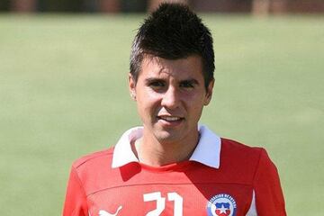 Formado en Colo Colo, jamás alcanzó regularidad en los distintos clubes a los que fue cedido y actualmente forma parte del plantel de Colchagua en la Segunda División Profesional.