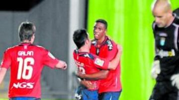 <b>GOLPE DE OSASUNA. </b>Dady celebra su gol con Javi Calleja mientras acude Galán ante la desolación de Chema.