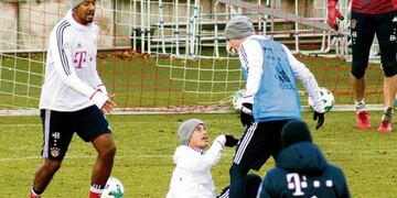 Durante un entrenamiento del Bayern Múnich, el James Rodríguez realizó  una entrada con fuerza excesiva sobre Sebastian Rudy, quien no lo tomó con gracia. El alemán encaró a James, quien sorprendido respondió al europeo. Finalmente, todo terminó en un altercado que no pasó a más.