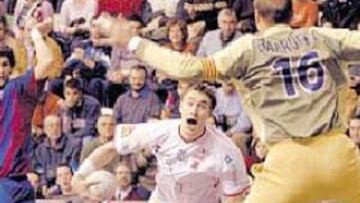 <b>ACROBÁTICO.</b> El sueco Jonas Kallman encara al portero del Barcelona, Barrufet, desde el extremo.