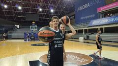 Los jugadores del Morabanc ya tocan en la pista del pabell&ograve;n de Andorra.