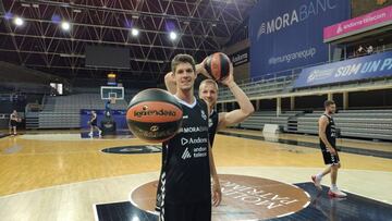 Los jugadores del Morabanc ya tocan en la pista del pabell&ograve;n de Andorra.