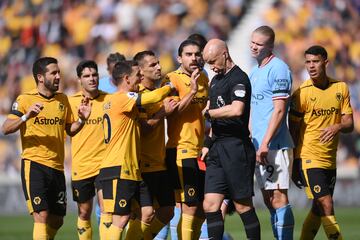 El defensor irlandés del Wolverhampton Wanderers, Nathan Collins, ha realizado una entrada sobre Jack Grealish durante el encuentro de hoy que le ha costado la roja directa.