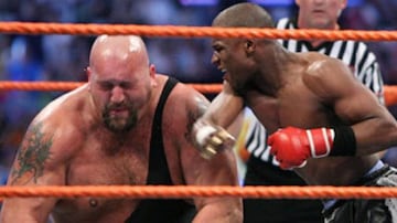 Floyd Mayweather golpea a Big Show con un puño americano durante su combate en Wrestlemania.