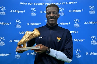 El francés Souheil Mouhoudine posa para una foto con el premio Alipay al máximo goleador.
