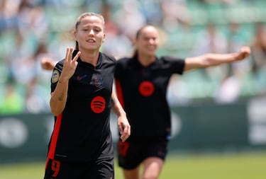 Celebración de la jugadora española del Fútbol Club Barcelona, Claudia Pina, tras conseguir un hat-trick.