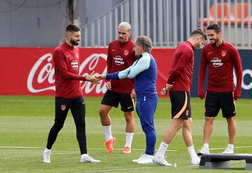 Carrasco y Griezmann charlan con Óscar Ortega.
