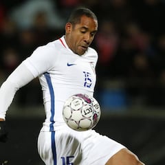 Vidal y Beausejour entran al 'Club de los 100'