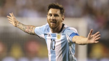 Un triplete de Messi pone a Argentina en cuartos