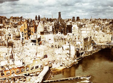 Durante la Segunda Guerra Mundial, Núremberg fue uno de los objetivos estratégicos de los bombardeos aliados debido a su importancia industrial y simbólica como sede de los congresos del Partido Nazi. Entre 1940 y 1945, la ciudad sufrió una serie de ataques aéreos por parte de la RAF y la USAAF, que causaron graves daños en su infraestructura y patrimonio histórico.

El bombardeo más devastador ocurrió el 2 de enero de 1945, cuando 521 bombarderos británicos lanzaron más de 6.000 bombas de alto poder explosivo y un millón de artefactos incendiarios en apenas media hora. Más de 1.800 personas murieron y unas 100.000 quedaron sin hogar. El casco antiguo medieval de Núremberg fue prácticamente destruido, y la mitad oriental de la ciudad quedó tan arrasada que se la conoció como “la estepa”.

Tras la ocupación por el 7.º Ejército estadounidense en abril de 1945, Núremberg pasó a ser símbolo del colapso del régimen nazi. En 1946, la ciudad fue elegida como sede de los Juicios de Núremberg, donde los principales líderes del Tercer Reich fueron juzgados por crímenes de guerra y contra la humanidad. Así, Núremberg quedó marcada tanto por la destrucción como por la justicia histórica.